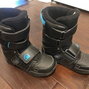 Liquid force kids snowboard boots size 4 youth